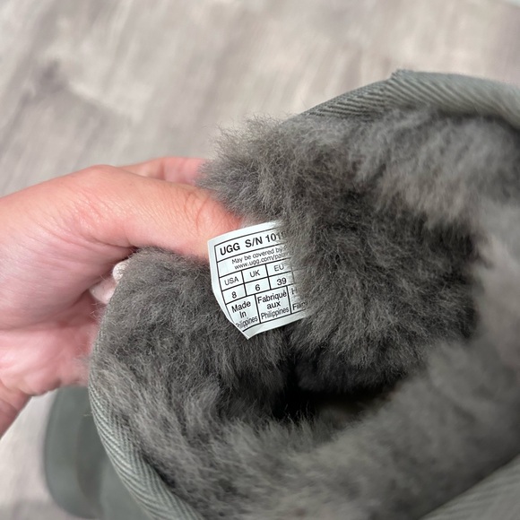 NWOT UGG Classic Mini II Genuine Shearling Lined Boot (Women) - Picture 8 of 8